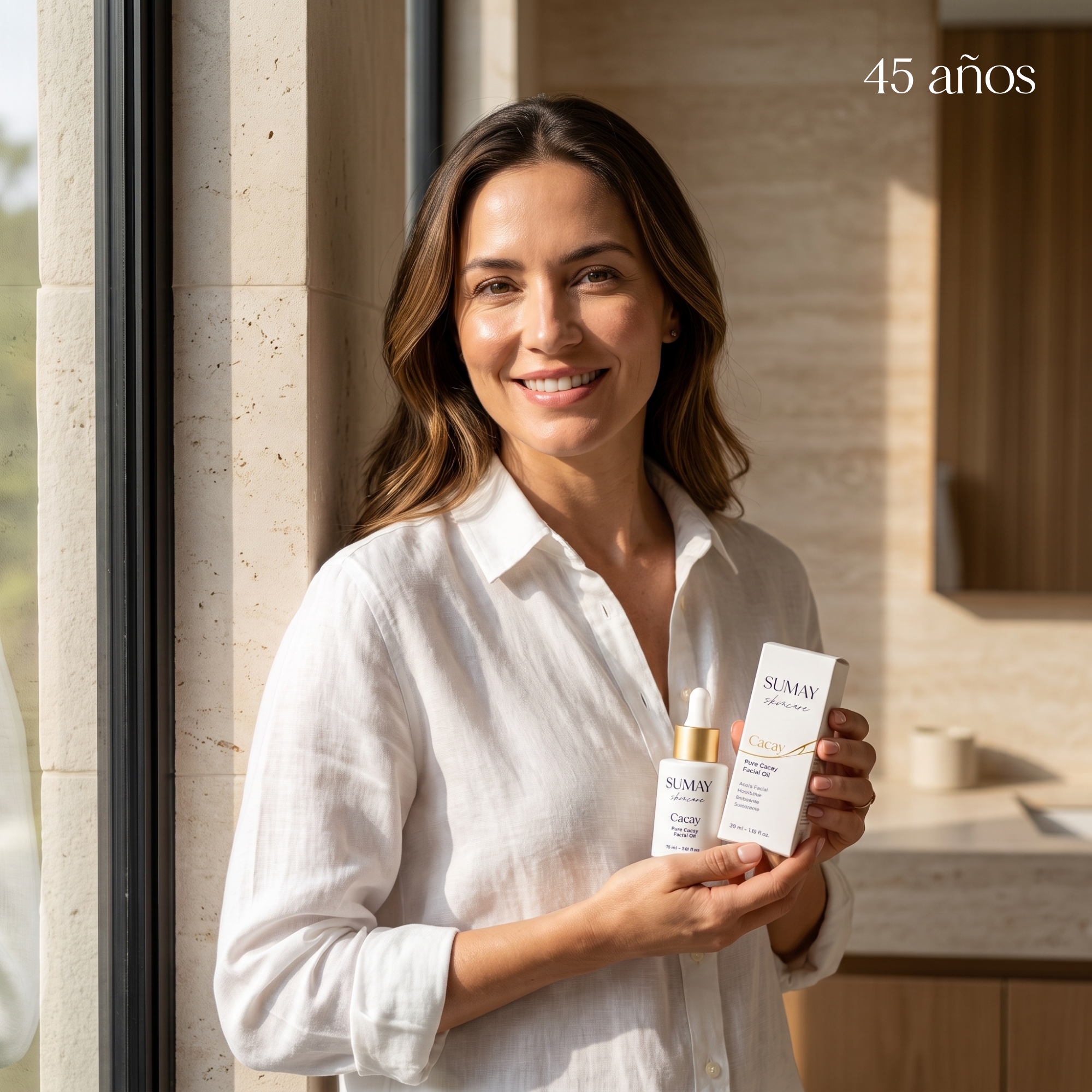 Mujer de 45 años con el producto Cacay Face Oil de Sumay en sus manos.